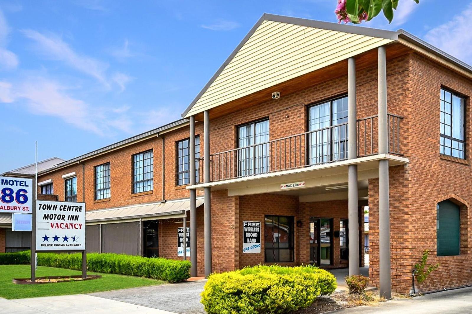 Holbrook Town Centre Motor Inn