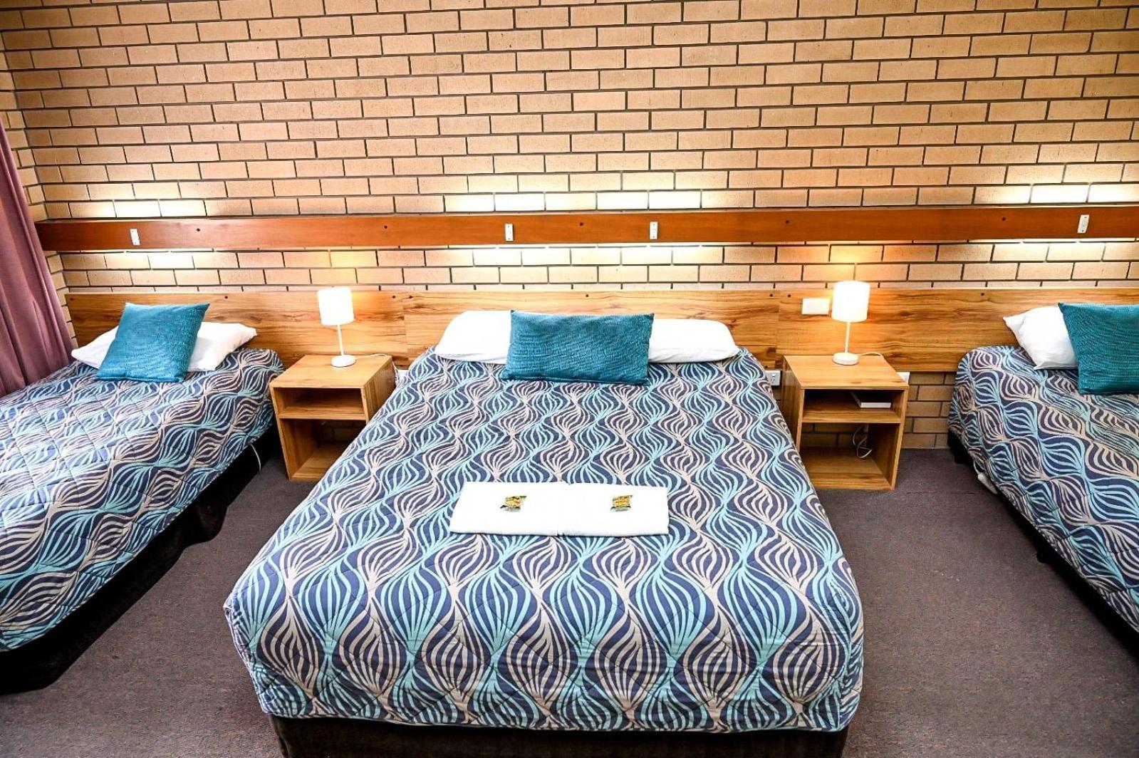 Holbrook Town Centre Motor Inn