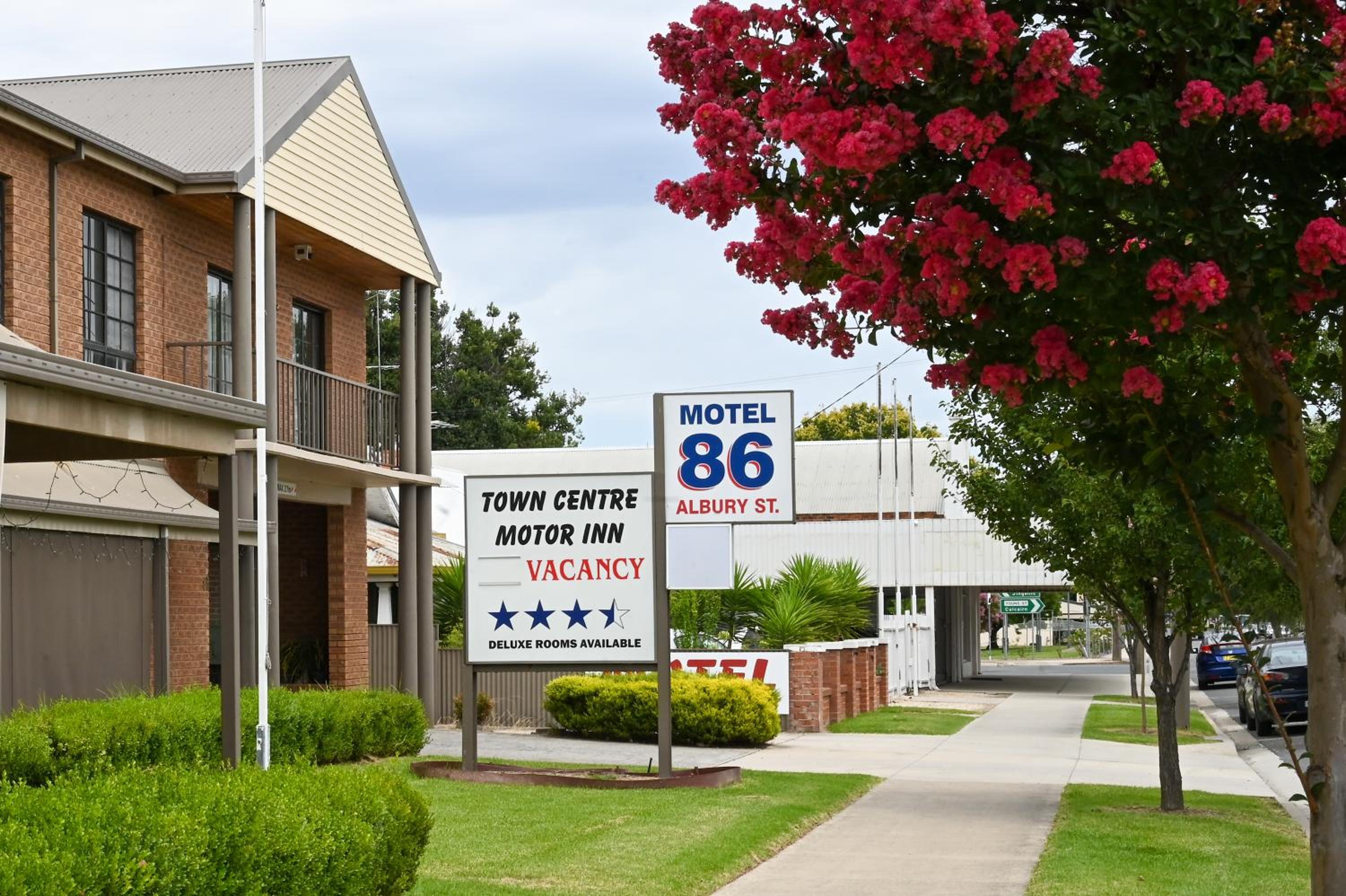 Holbrook Town Centre Motor Inn