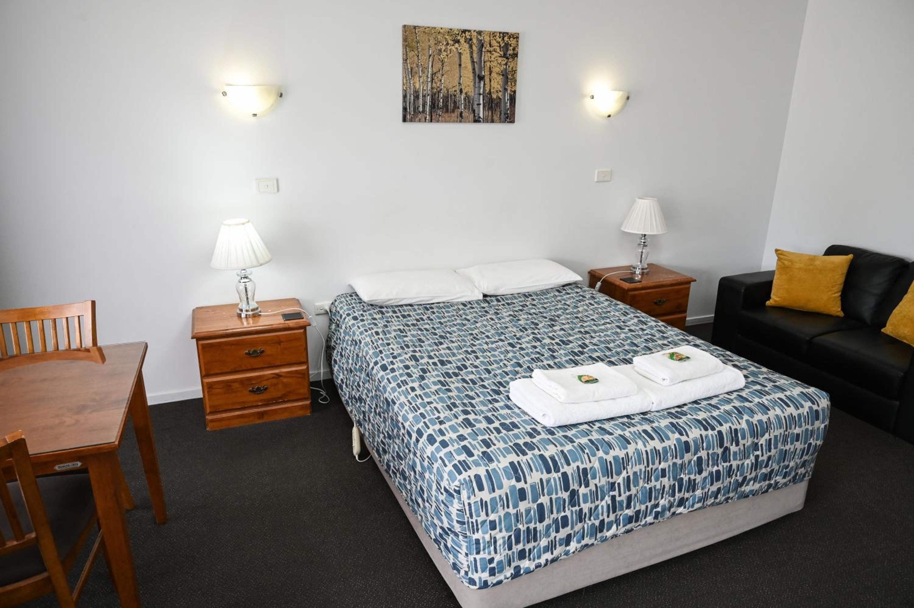 Holbrook Town Centre Motor Inn