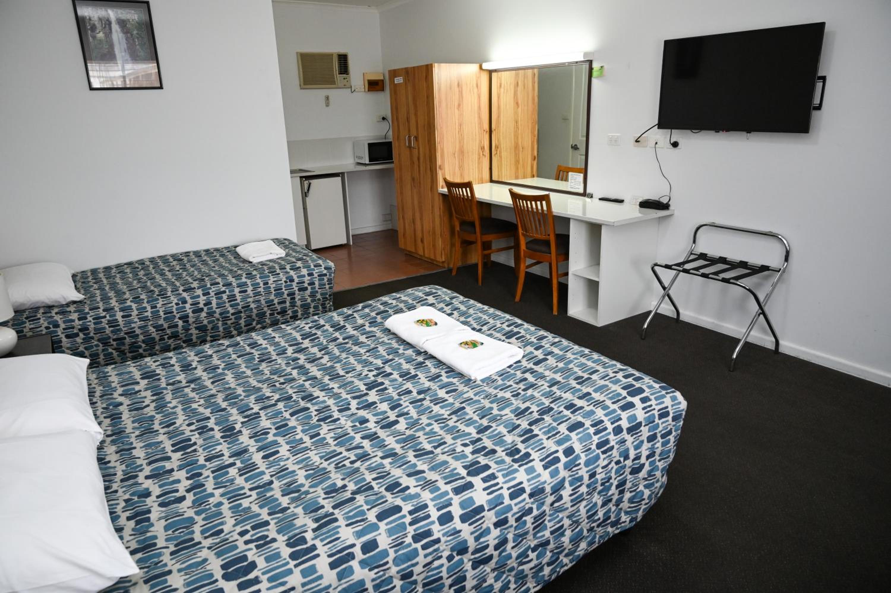 Holbrook Town Centre Motor Inn