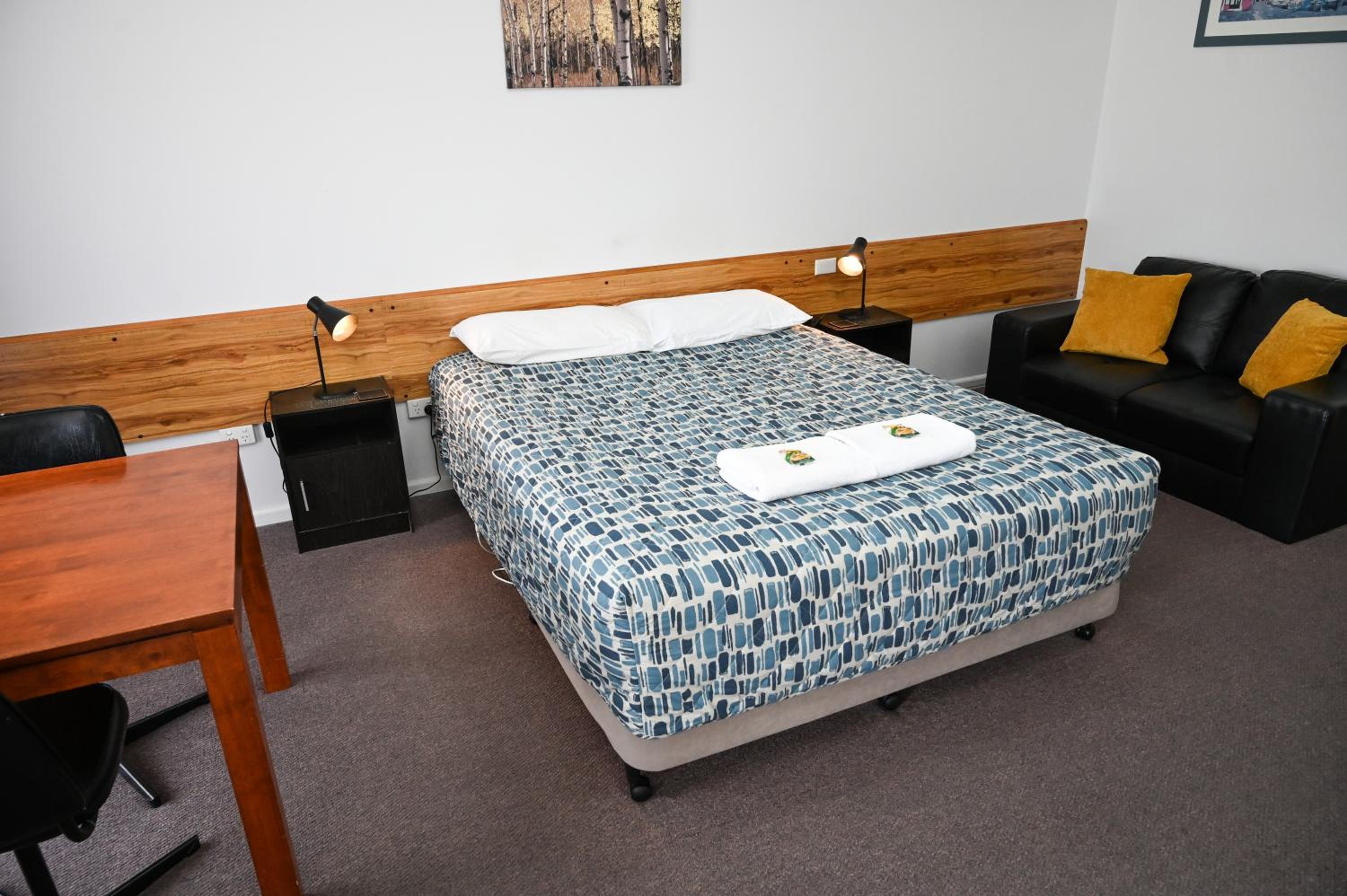 Holbrook Town Centre Motor Inn