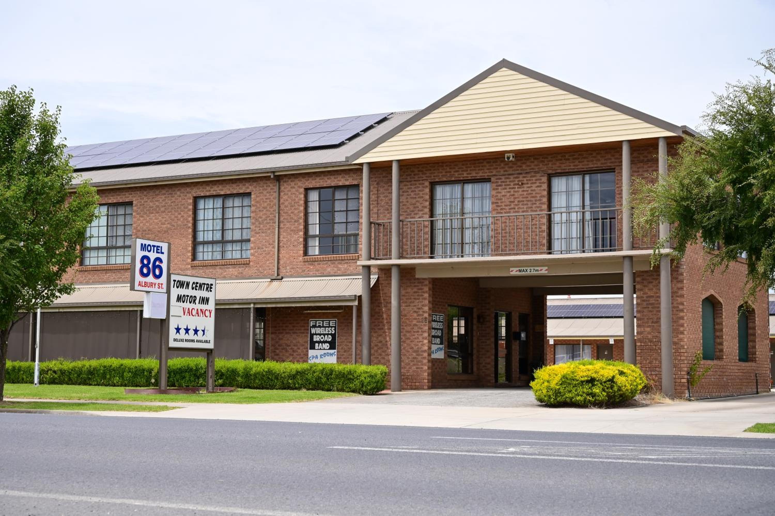 Holbrook Town Centre Motor Inn