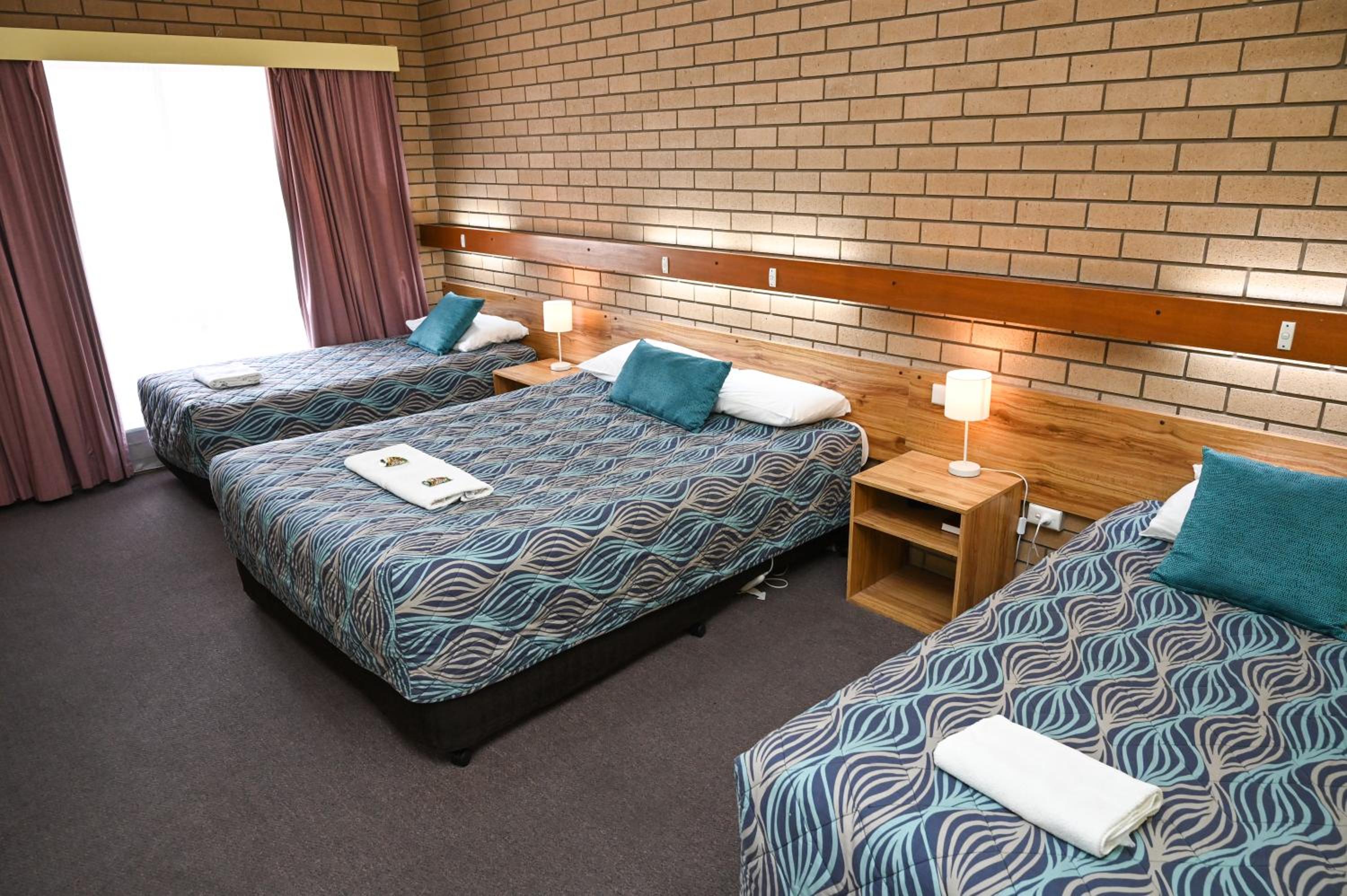 Holbrook Town Centre Motor Inn