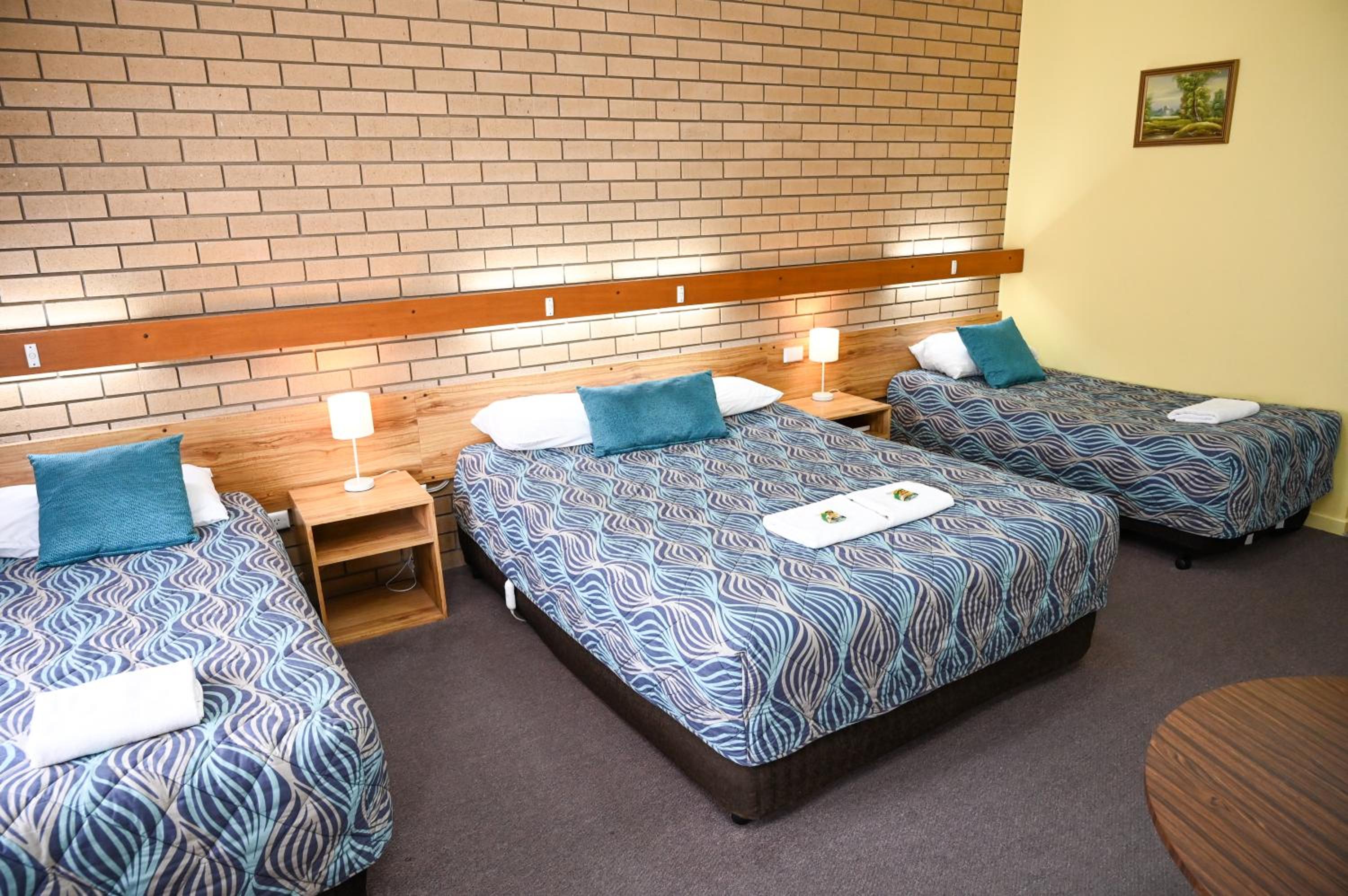 Holbrook Town Centre Motor Inn
