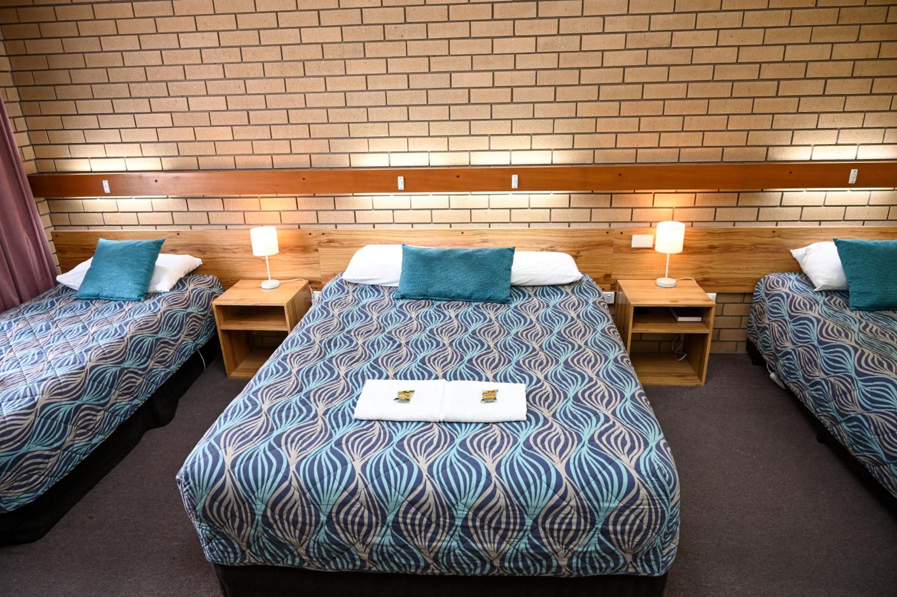 Holbrook Town Centre Motor Inn