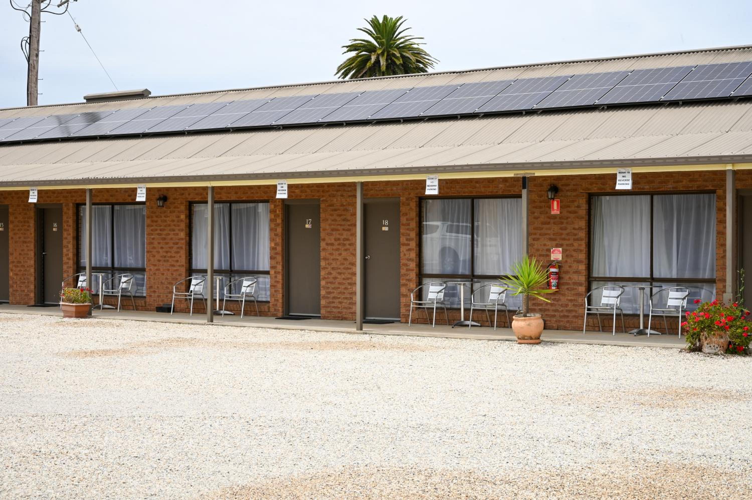 Holbrook Town Centre Motor Inn