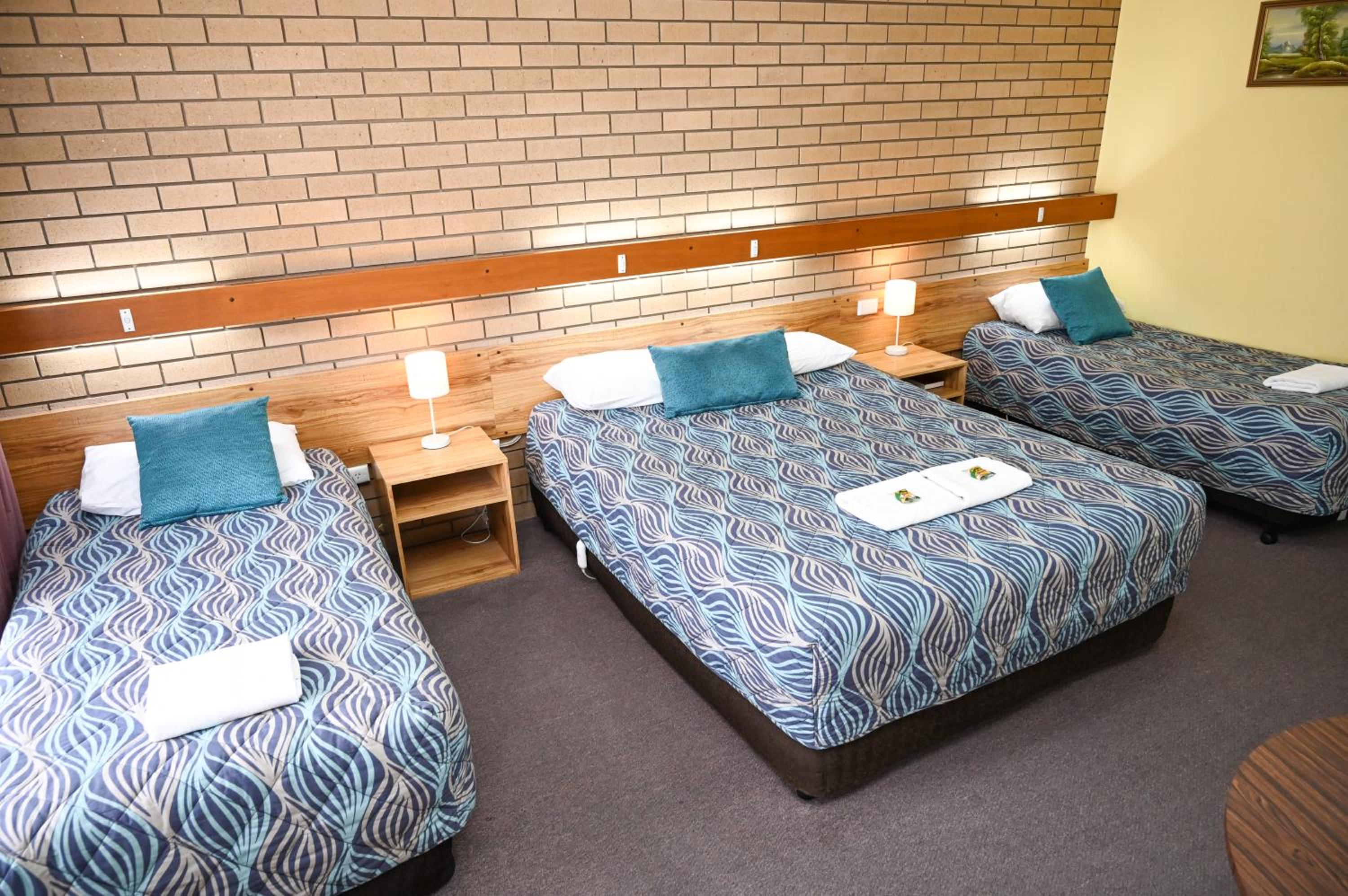 Holbrook Town Centre Motor Inn