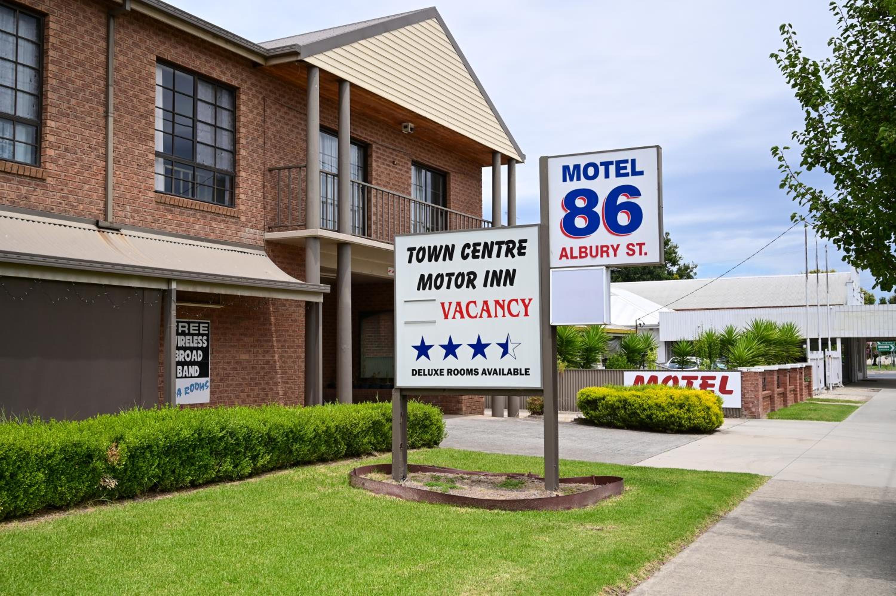Holbrook Town Centre Motor Inn