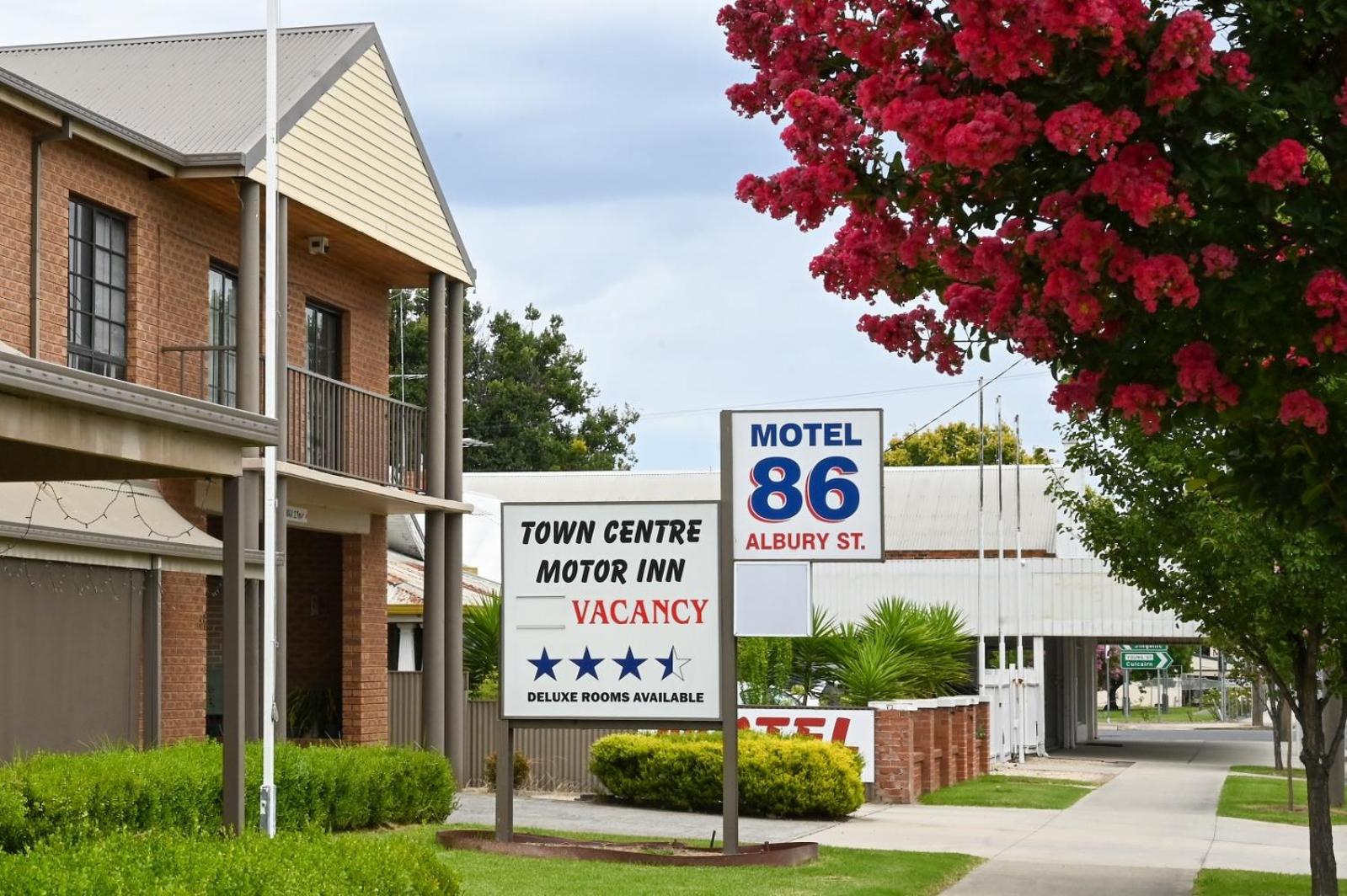 Holbrook Town Centre Motor Inn