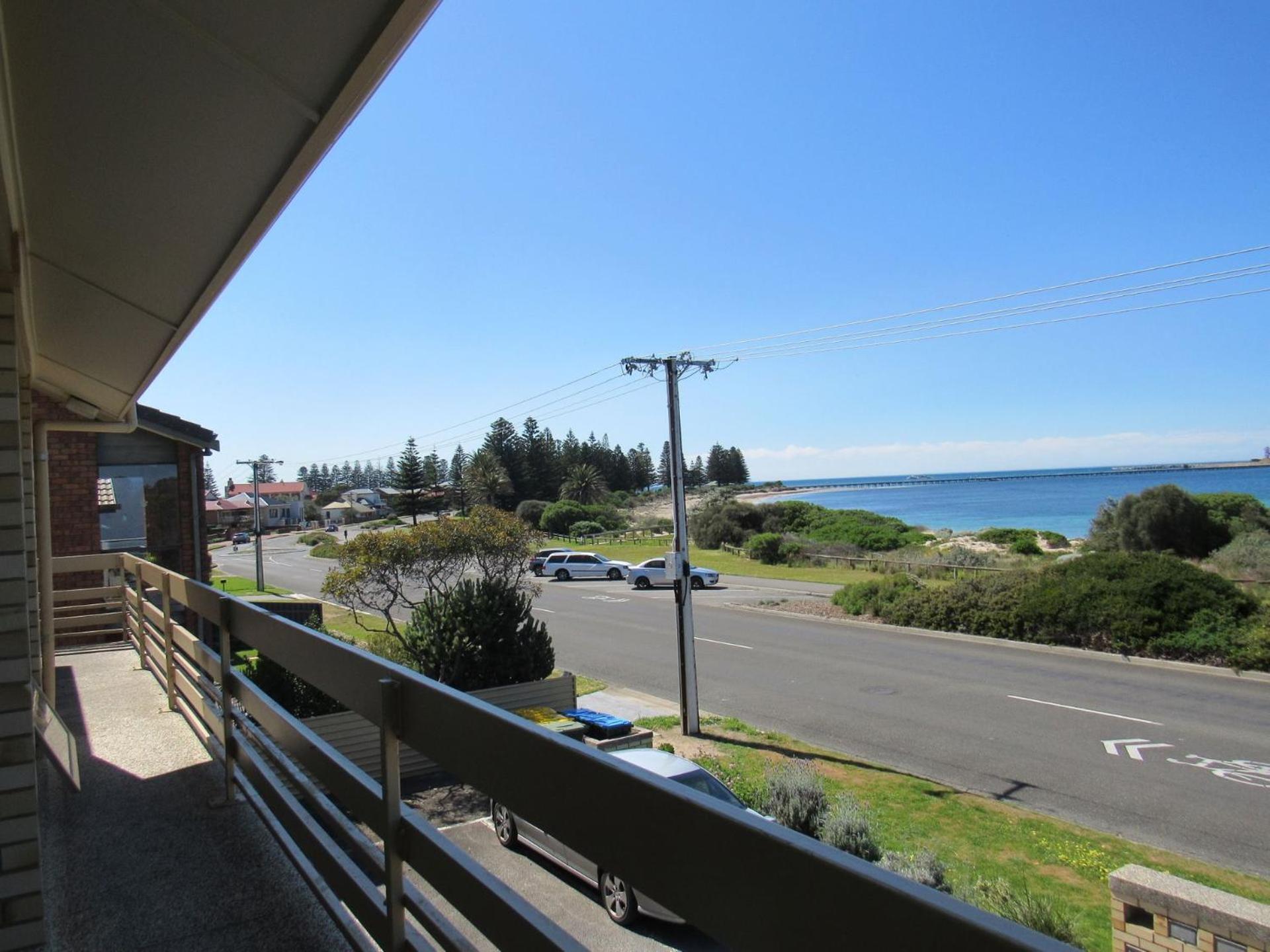 Upstairs Beachfront Unit in Central Location