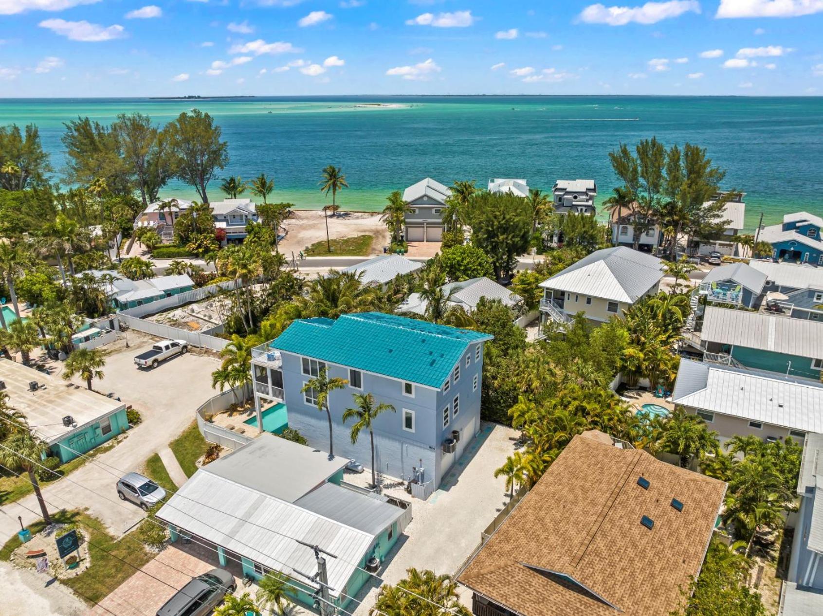 Points Hideaway - Luxury Retreat w Private Pool Deck Stunning Bay Views