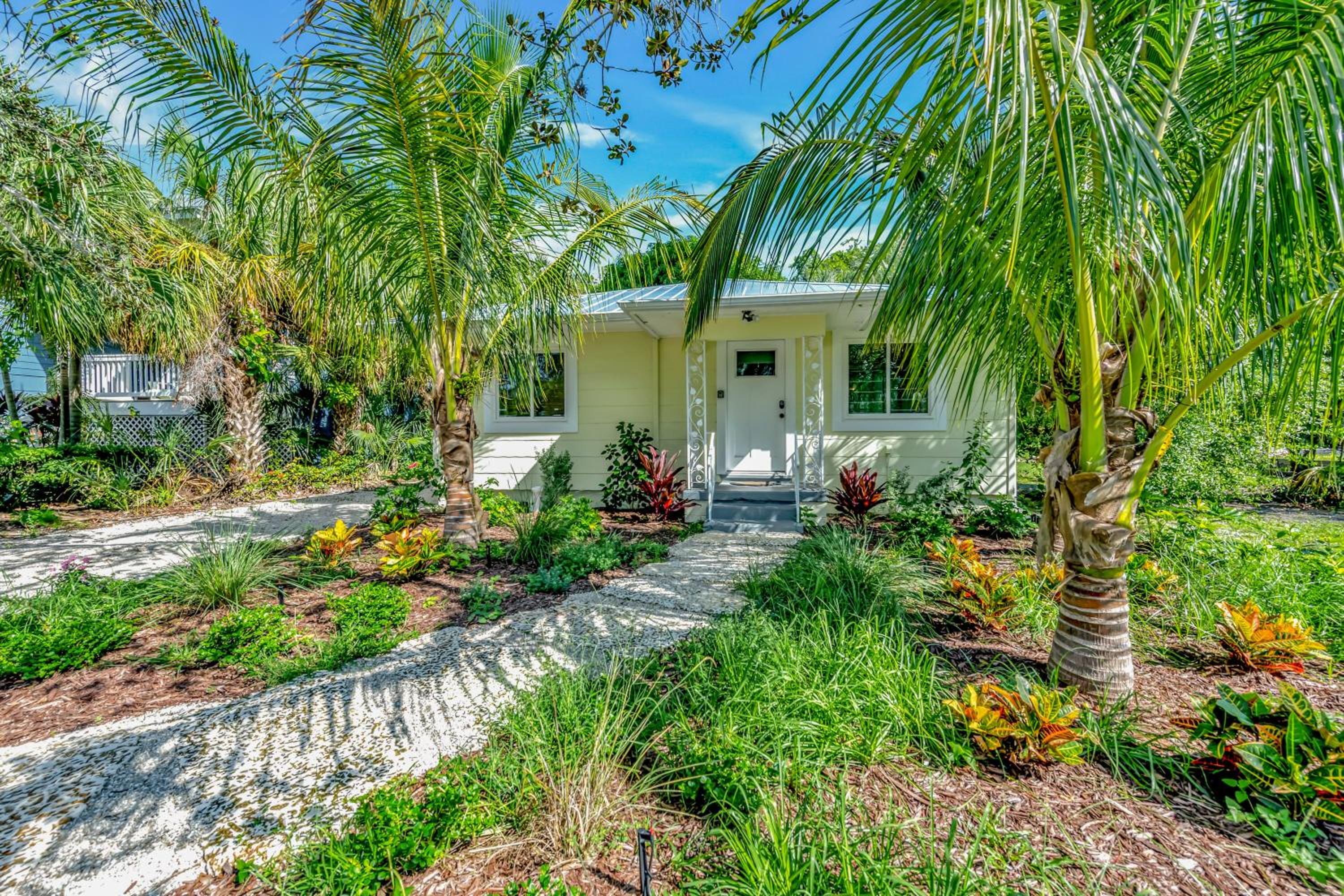 Casa Posada - So Close You Can Hear the Waves Historic Beach Cottage w Beach Gear