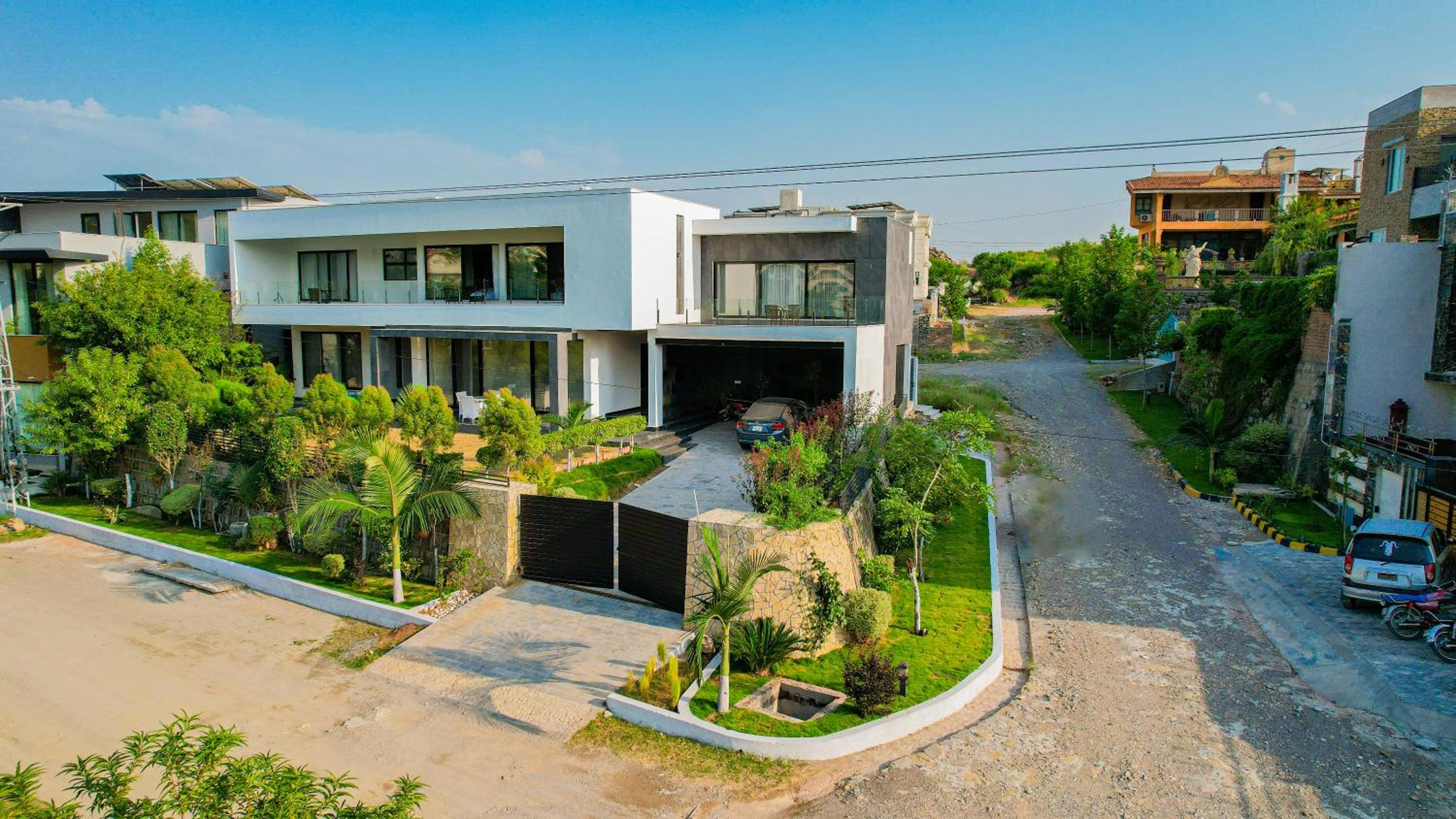 Margalla Retreat House With Pool, Garden & Mountain View