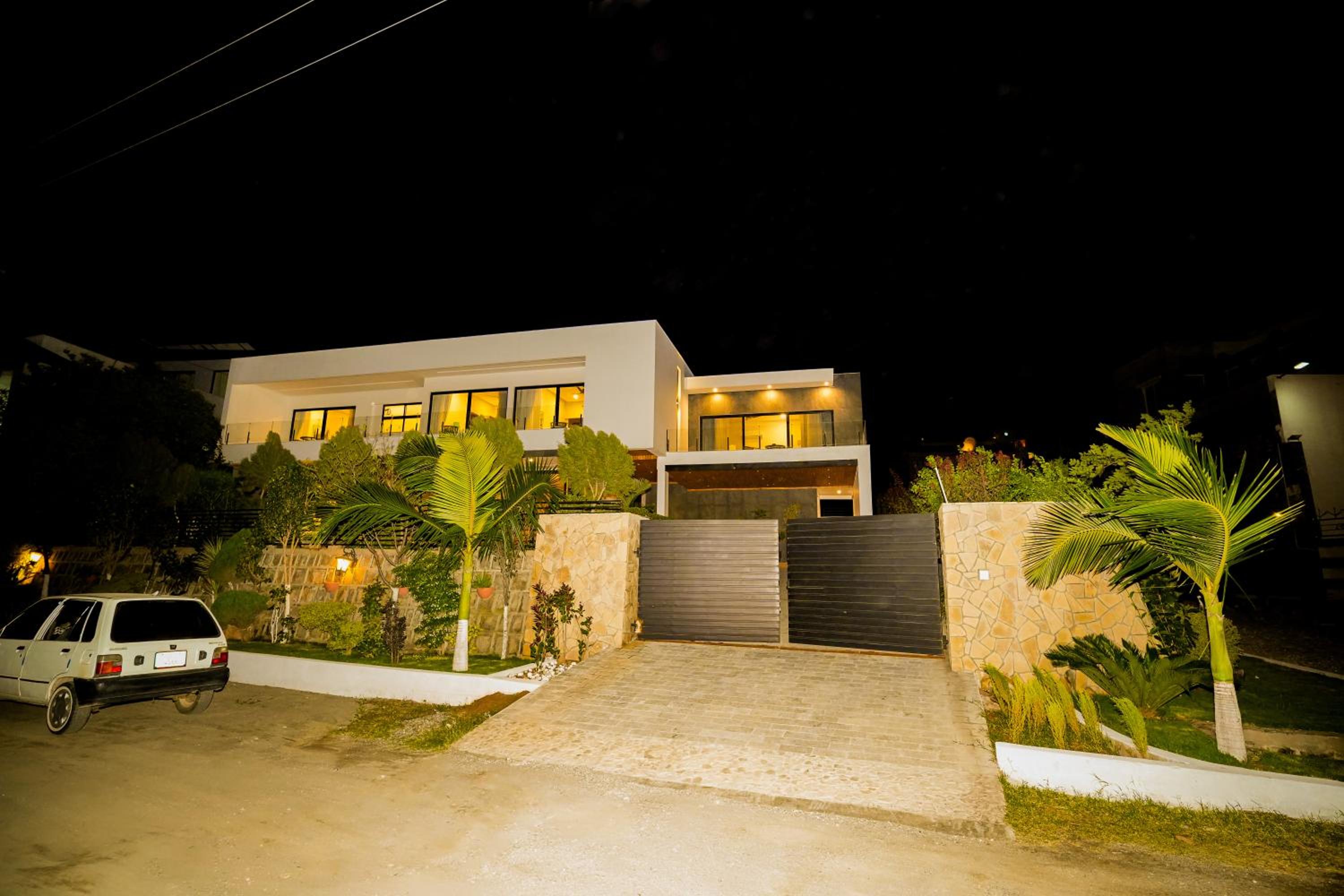 Margalla Retreat House With Pool, Garden & Mountain View