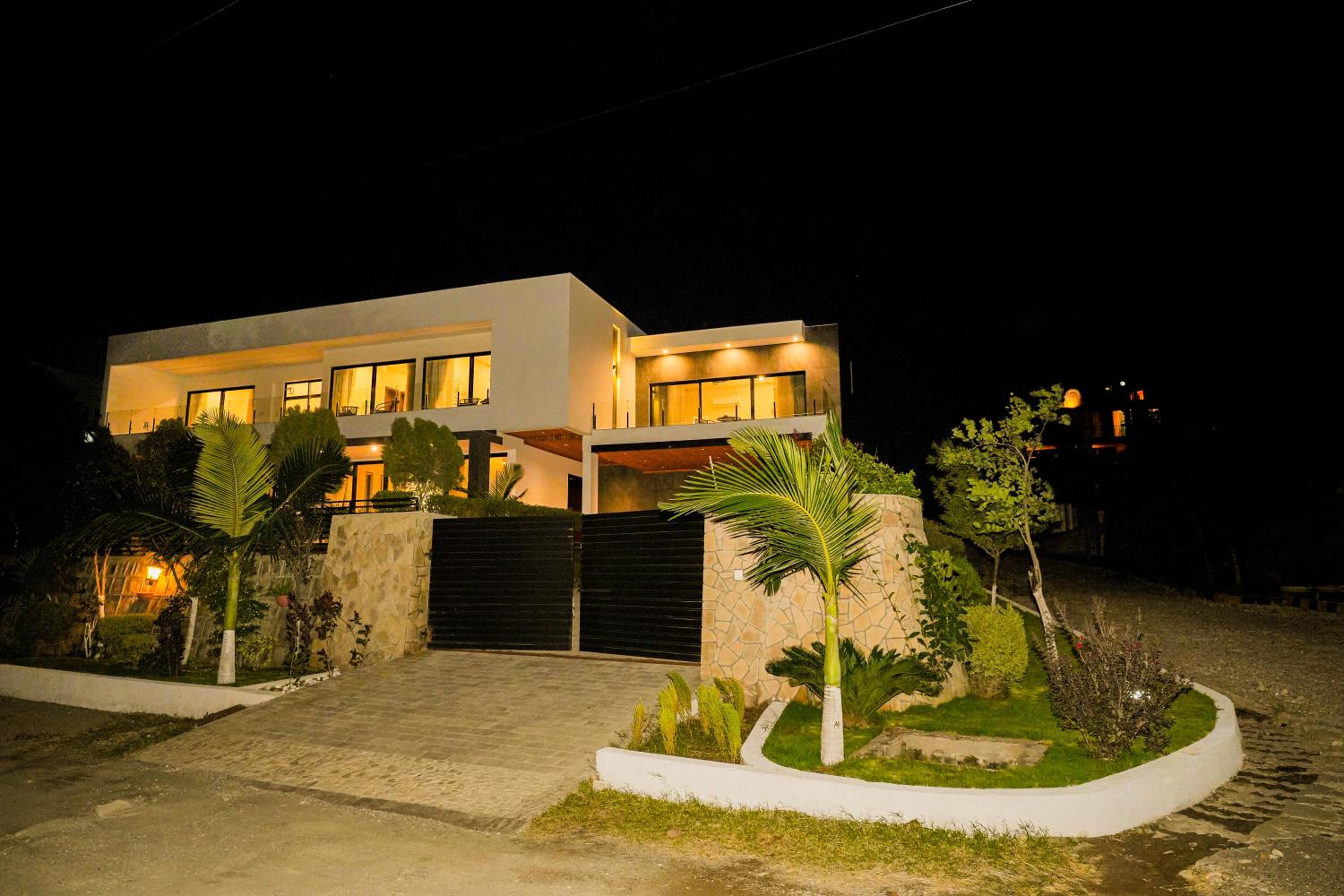 Margalla Retreat House With Pool, Garden & Mountain View