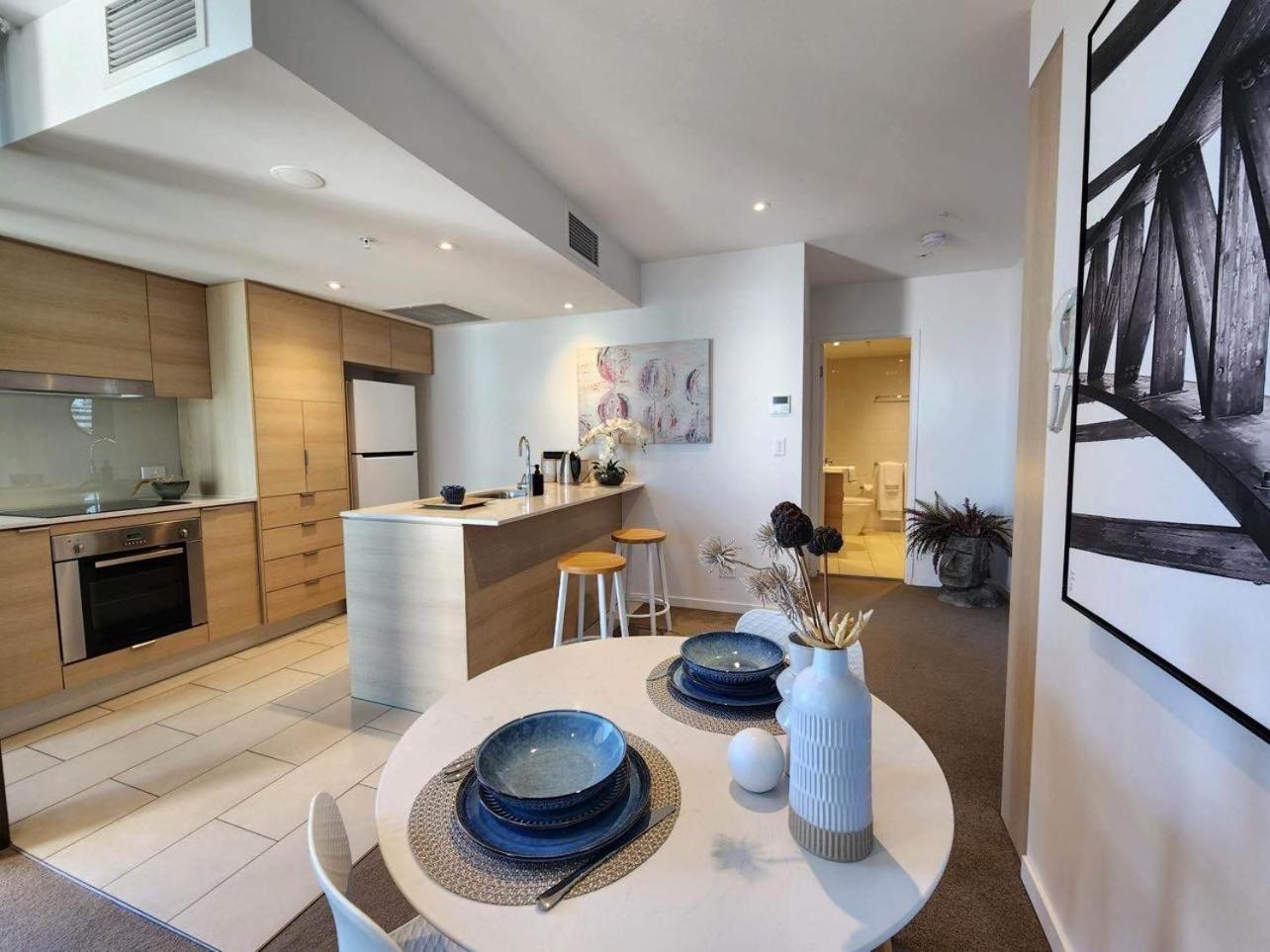 Prime Broadbeach Location wPool Free Onsite Parking