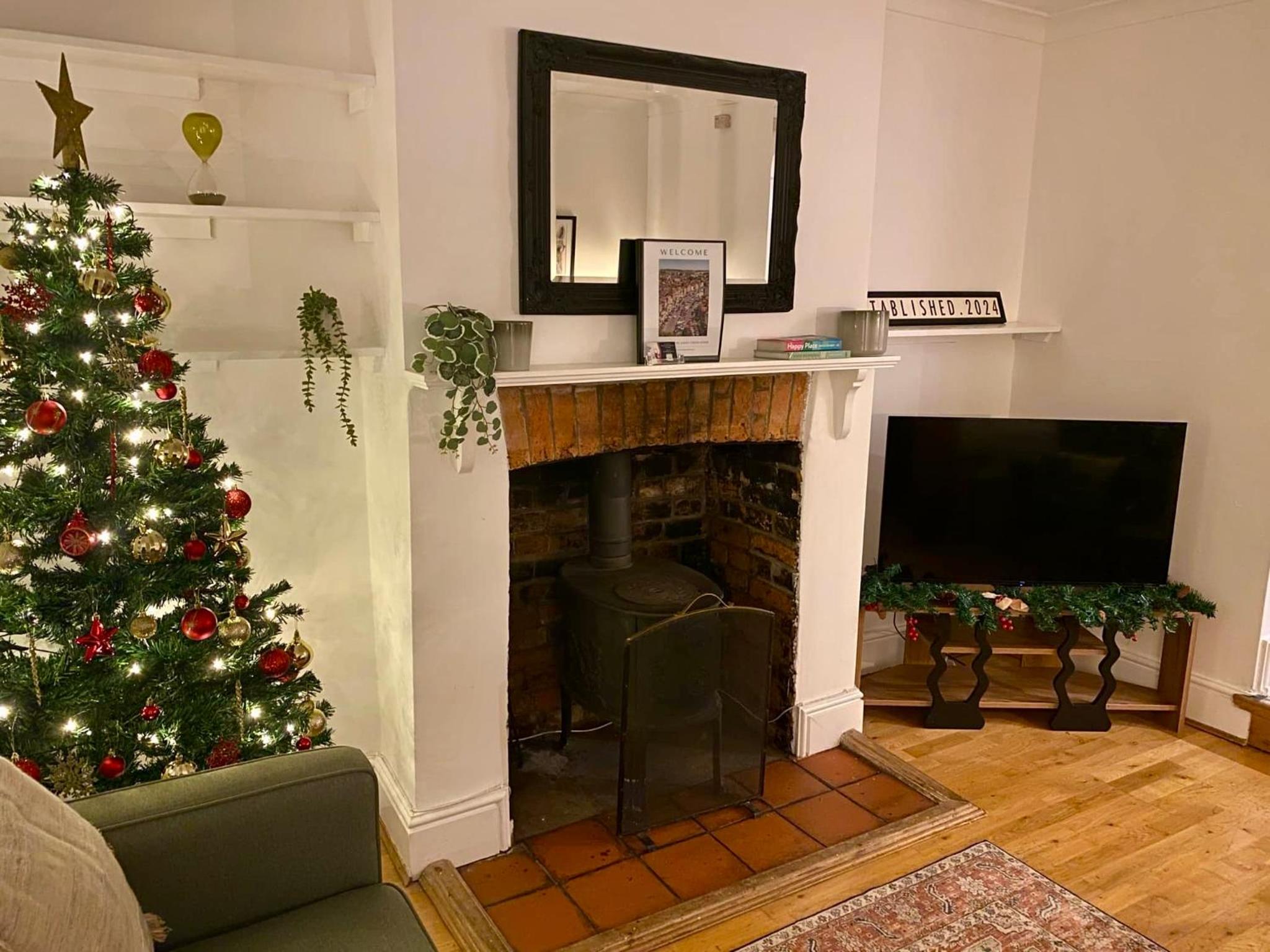 Marlborough Vacations - Characterful Cottage - Sleeps 6 - Parking - High Street - Property Image 1