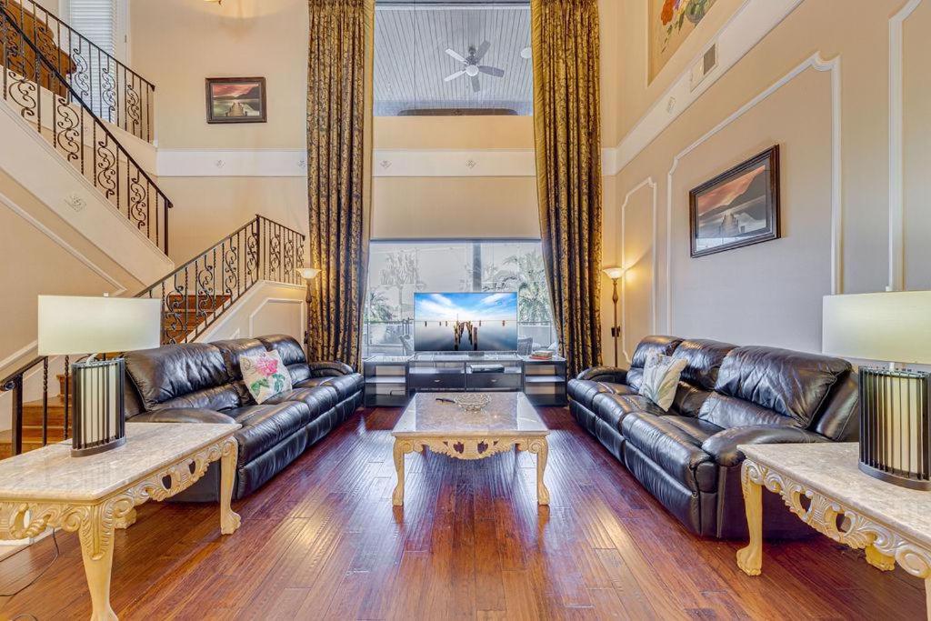 Spacious 7 Bedroom Home Close To Disney