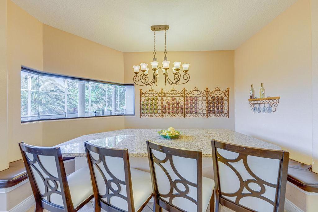 Spacious 7 Bedroom Home Close To Disney