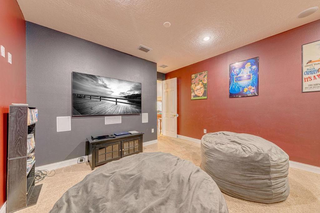 Spacious 7 Bedroom Home Close To Disney