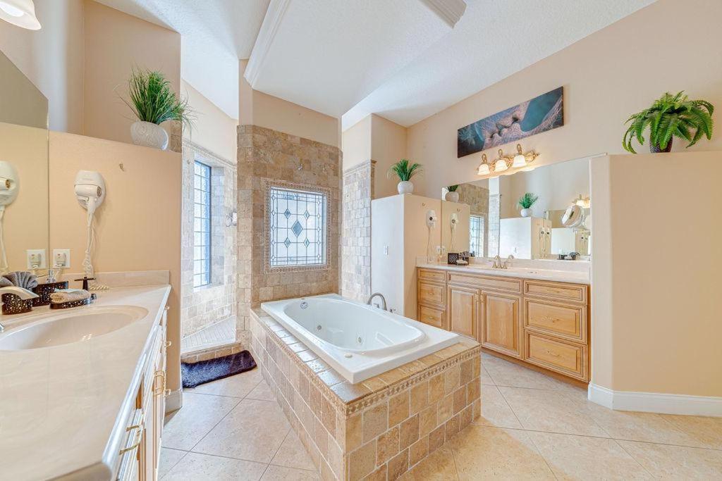 Spacious 7 Bedroom Home Close To Disney