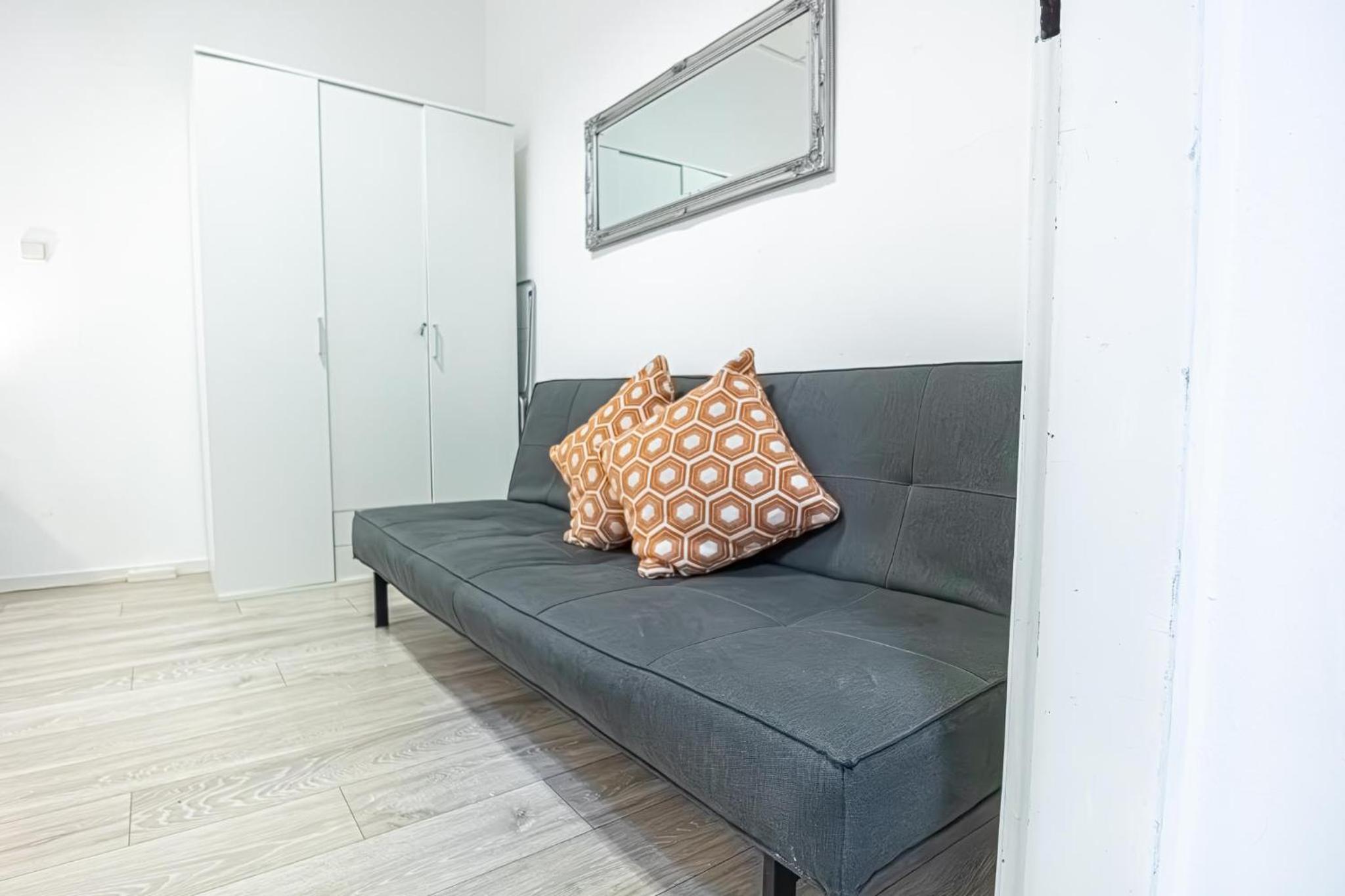 Bright 1BR Apt, Prime Vienna Location & WIFI