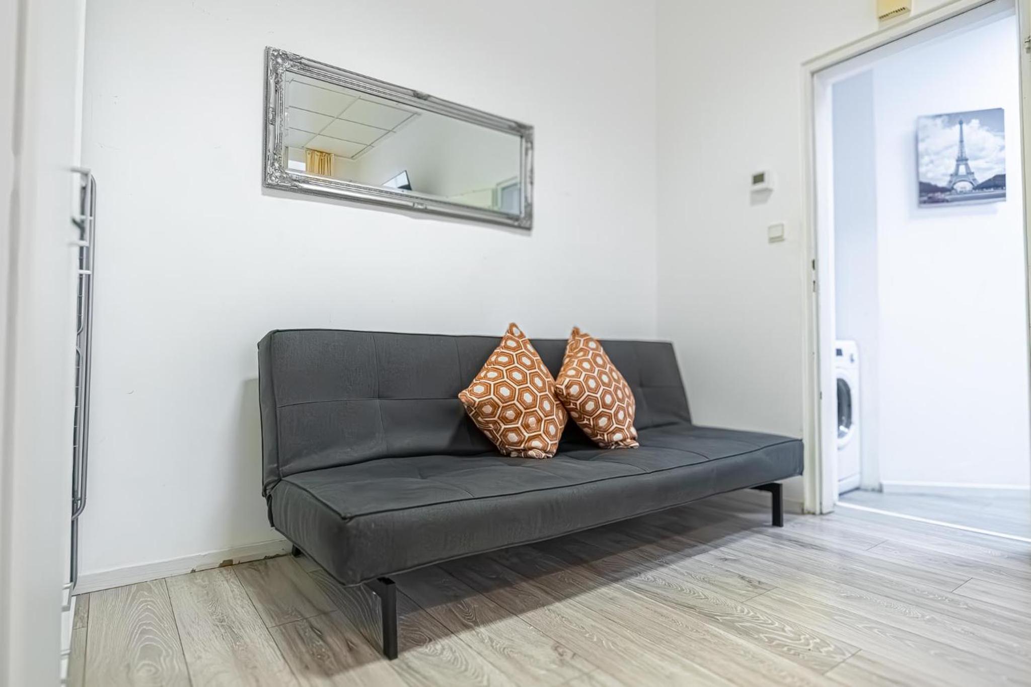 Bright 1BR Apt, Prime Vienna Location & WIFI