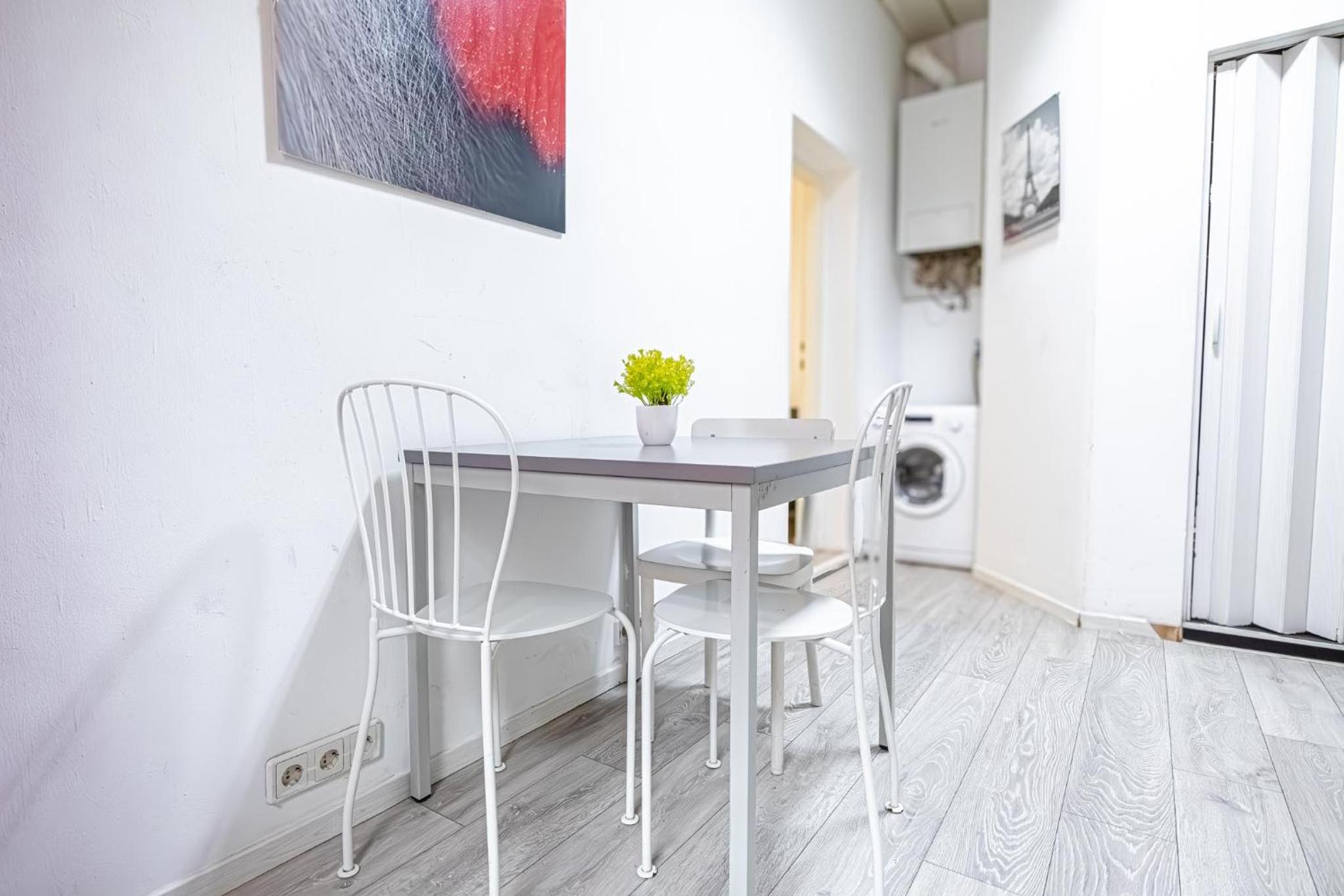 Bright 1BR Apt, Prime Vienna Location & WIFI