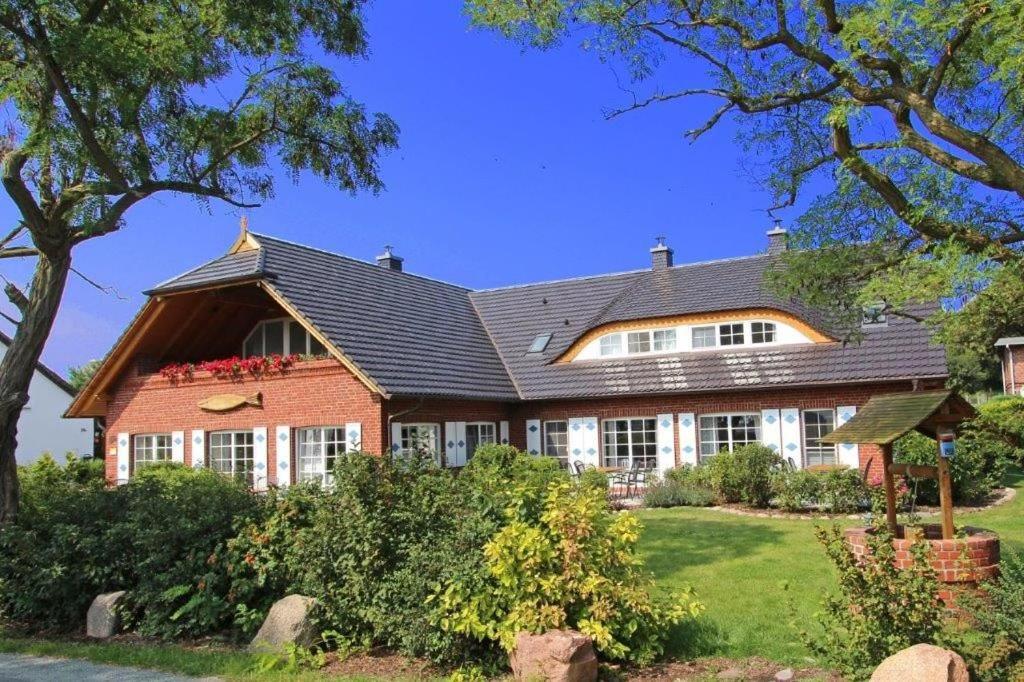 Ferienwohnungen unterm Reetdach m Terras o Balk u Sauna