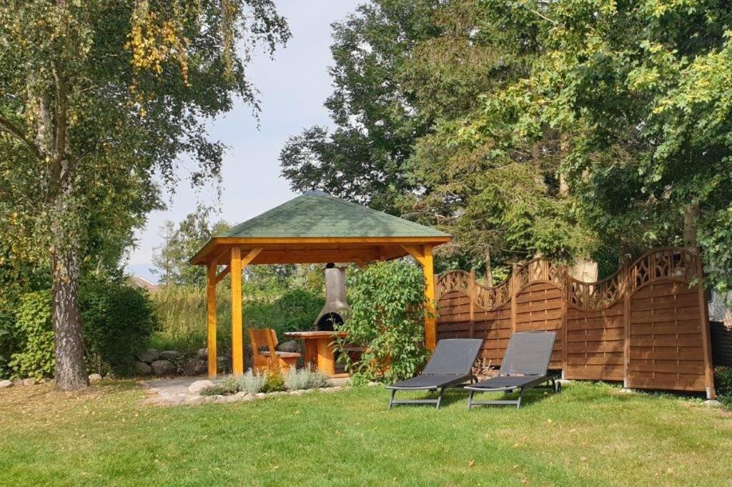Ferienwohnungen unterm Reetdach m Terras o Balk u Sauna