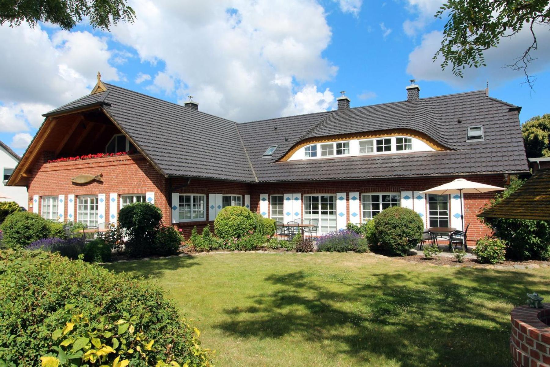 Ferienwohnungen unterm Reetdach m Terras o Balk u Sauna