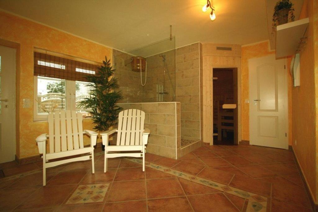 Ferienwohnungen unterm Reetdach m Terras o Balk u Sauna