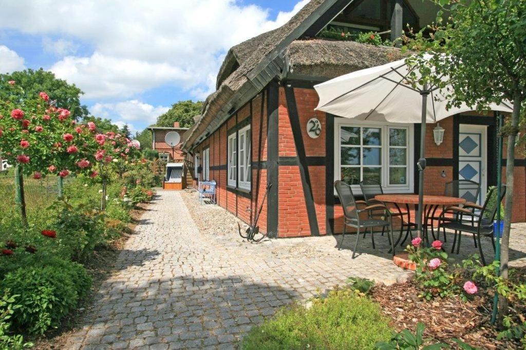 Ferienwohnungen unterm Reetdach m Terras o Balk u Sauna