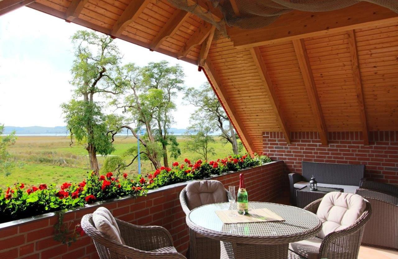 Ferienwohnungen unterm Reetdach m Terras o Balk u Sauna