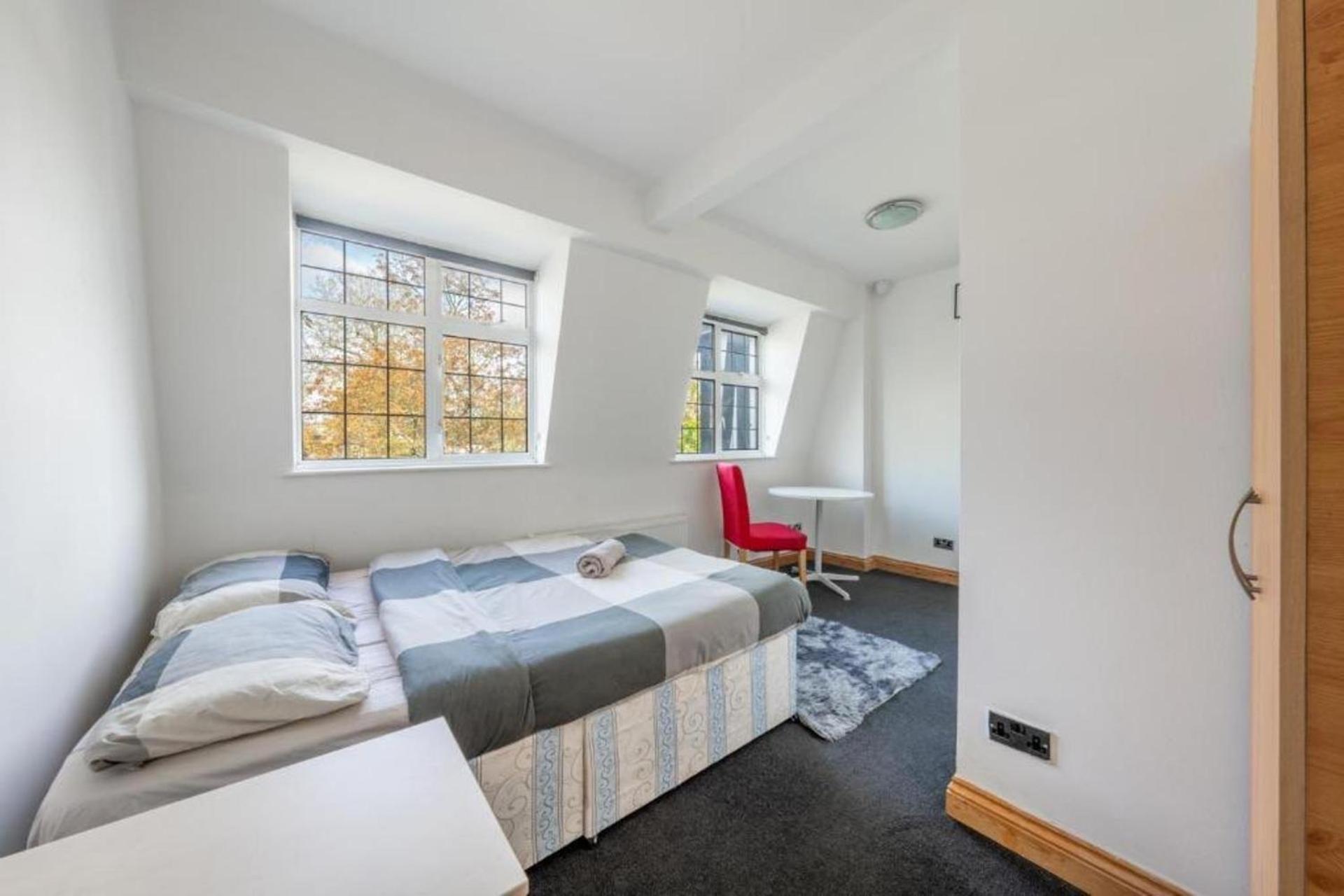5-Bed House - Sleeps 10 - Garden - Parking view 2