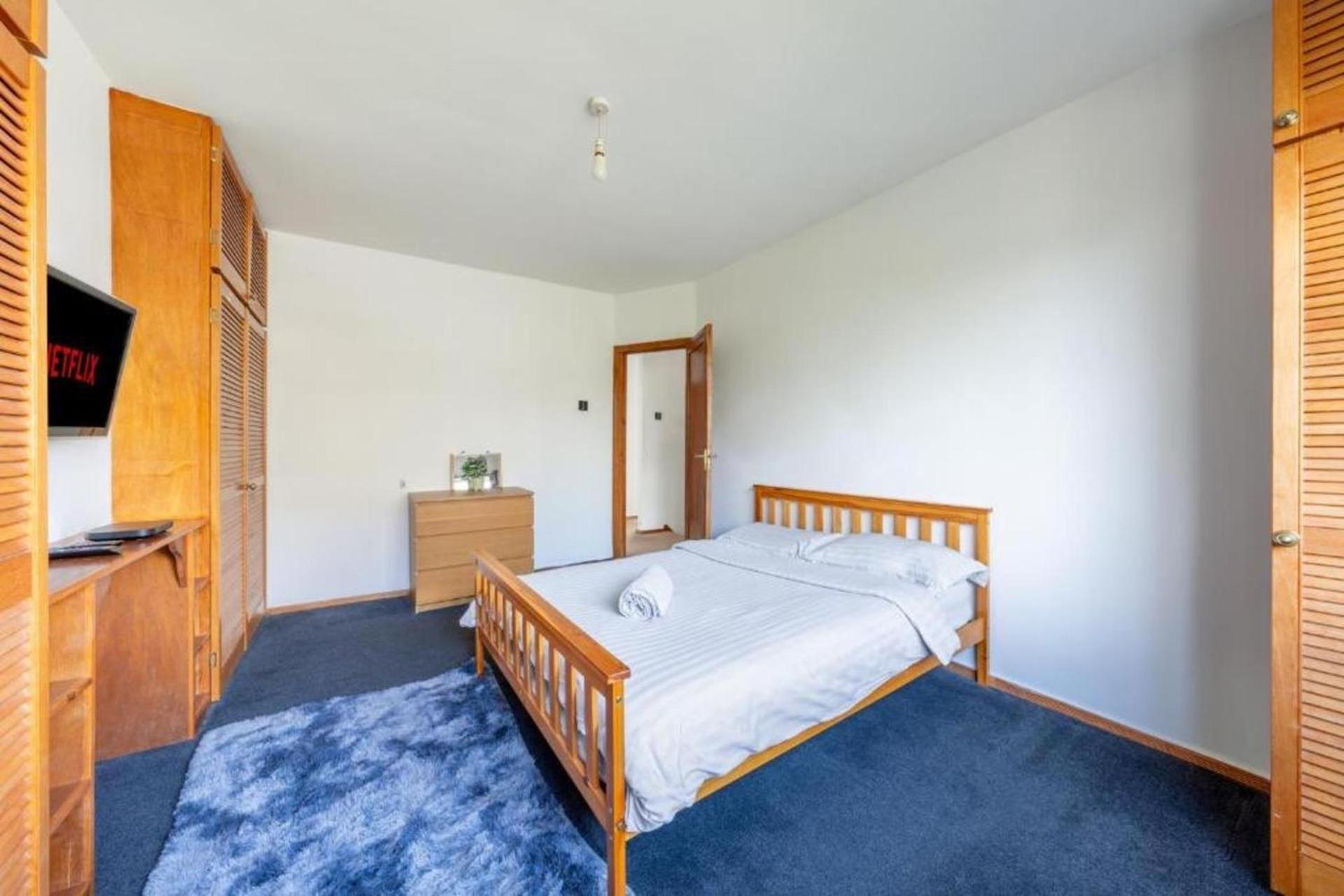 5-Bed House - Sleeps 10 - Garden - Parking view 3