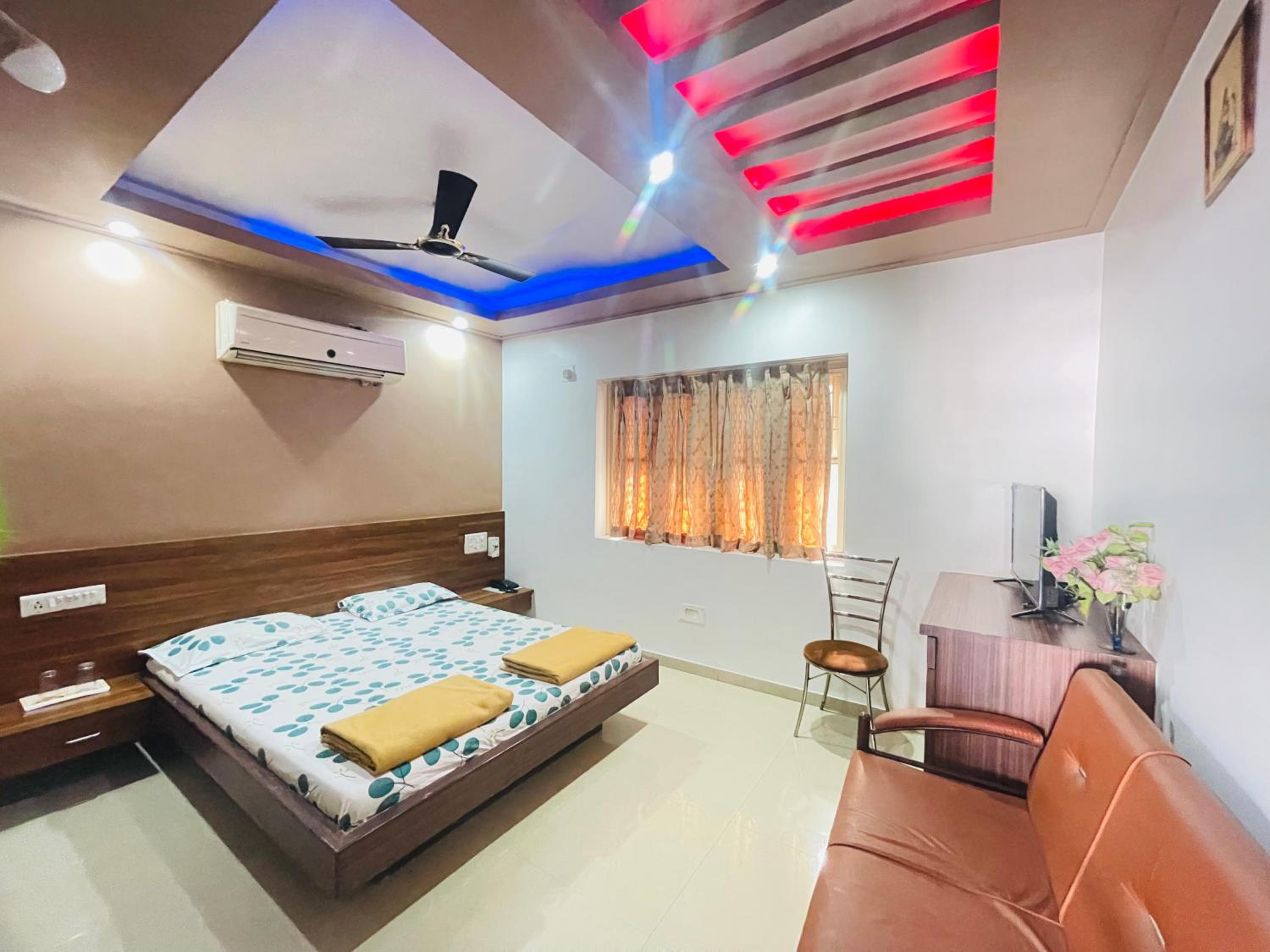 Hotel Rajdhani And Guest House Gujarat - Best Family Hotel in Halol Near Pavaghad and Halol GIDC view 3