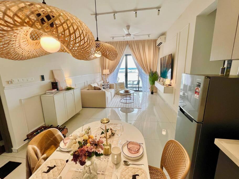 Country Garden Danga Bay Bay Laurel by R9 HomeStay