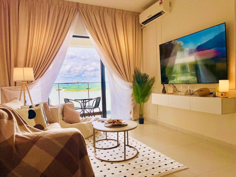 Country Garden Danga Bay Bay Laurel by R9 HomeStay