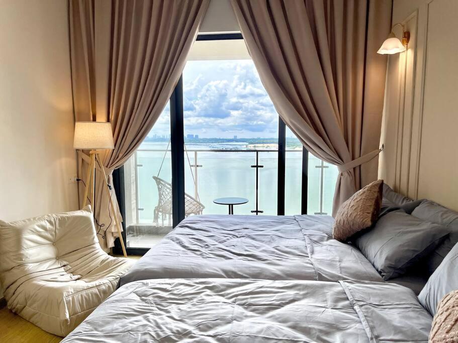 Country Garden Danga Bay Bay Laurel by R9 HomeStay