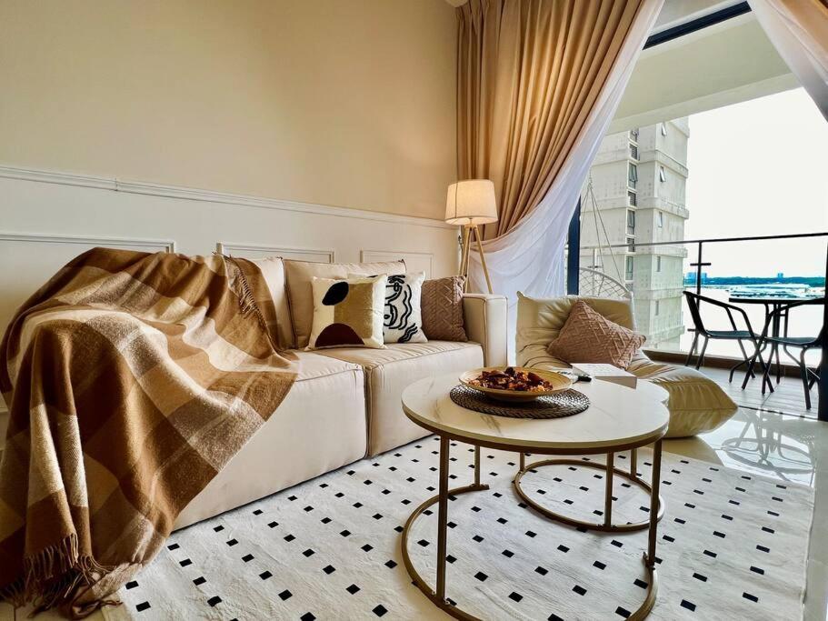 Country Garden Danga Bay Bay Laurel by R9 HomeStay
