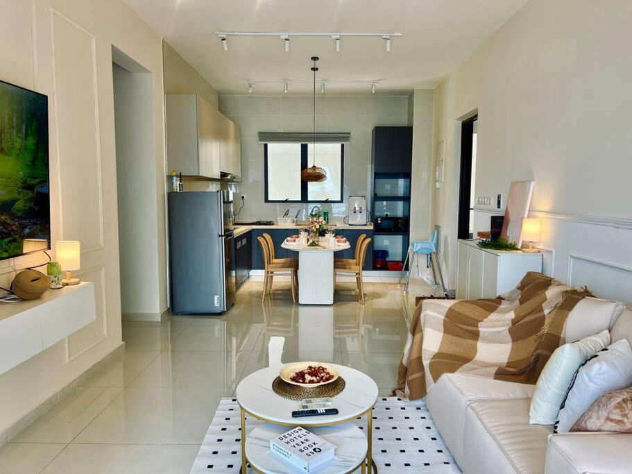 Country Garden Danga Bay Bay Laurel by R9 HomeStay