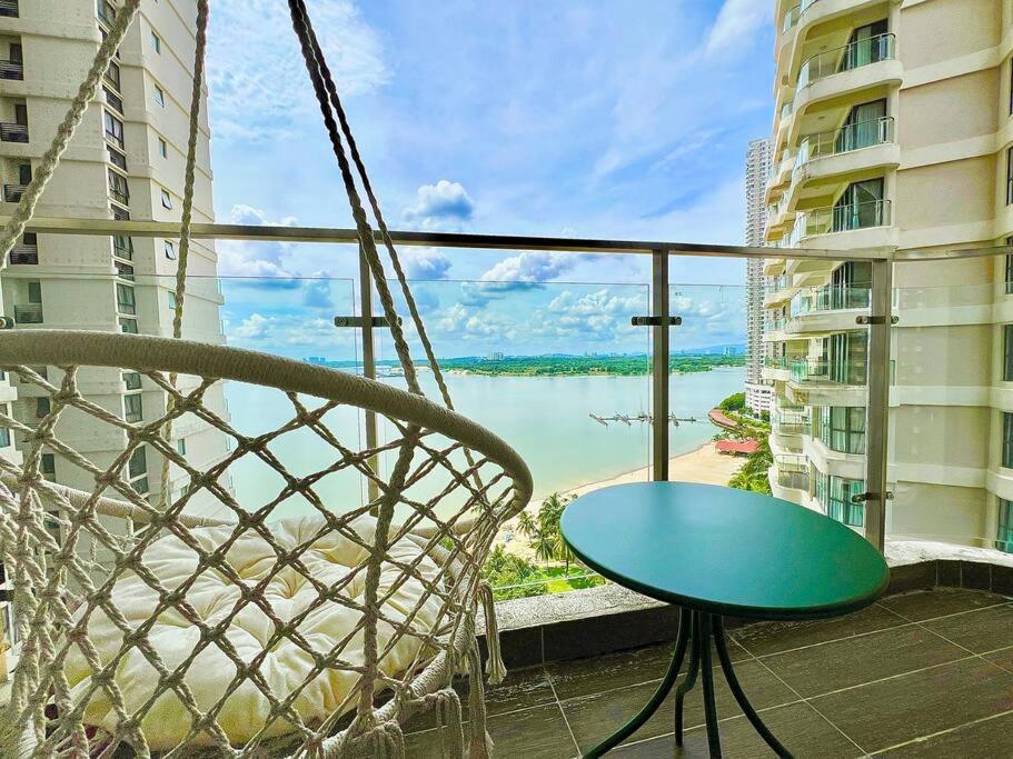 Country Garden Danga Bay Bay Laurel by R9 HomeStay