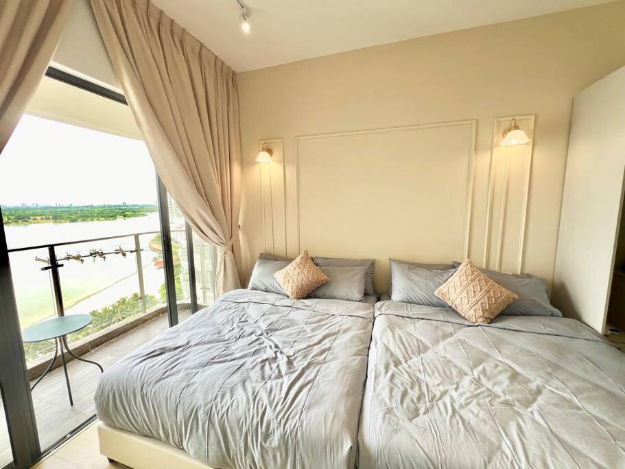 Country Garden Danga Bay Bay Laurel by R9 HomeStay