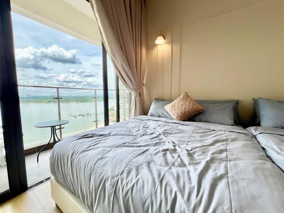 Country Garden Danga Bay Bay Laurel by R9 HomeStay
