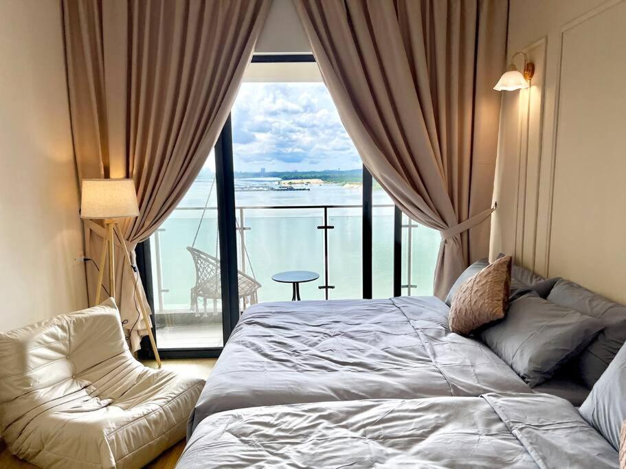 Country Garden Danga Bay Bay Laurel by R9 HomeStay
