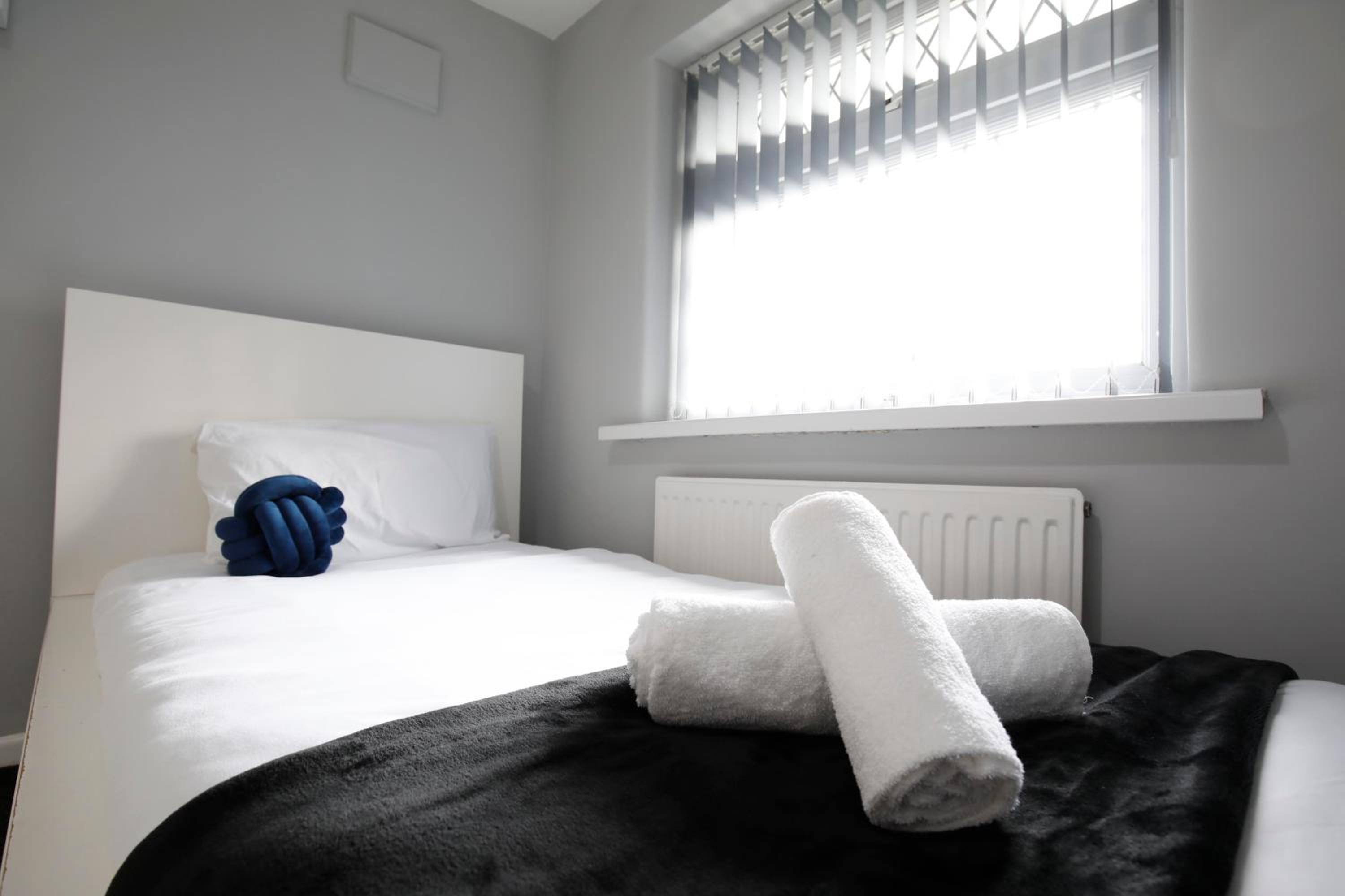 Spacious 3 BDR By Avalora Short Lets & Serviced Accommodation Queensway With Big Garden, Near Train Station, Airport & Large Driveway view 5