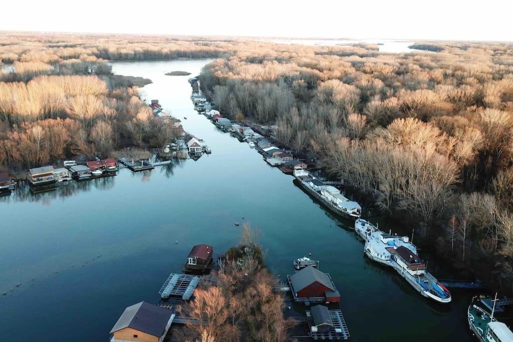 Na hrote ostrova Dobrodružné bývanie na hausbóte