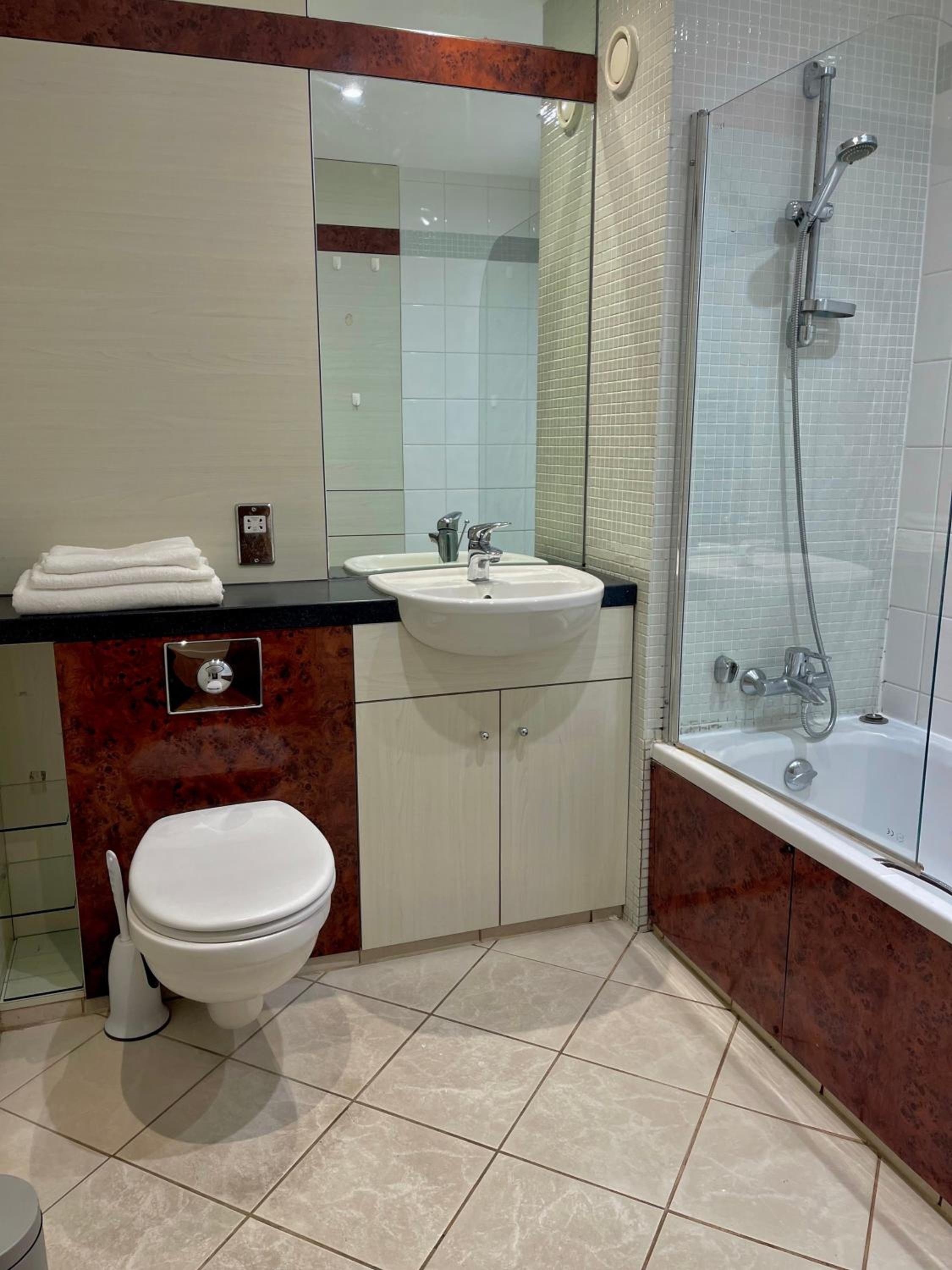 City Center Charm - Modern 3 Bedroom in Birmingham view 4